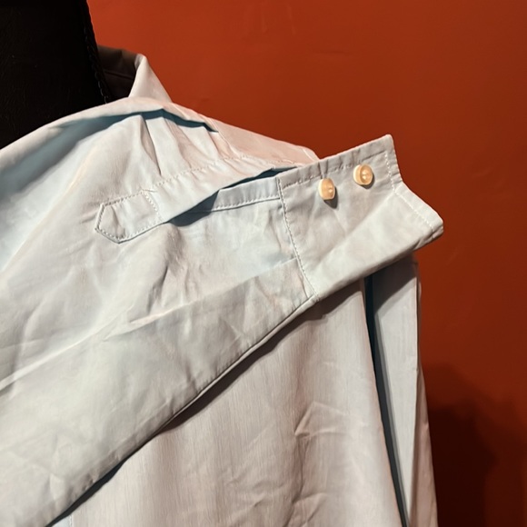 LIZ CLAIBORNE WOMAN — Button down long sleeved blouse ………093 - Picture 2 of 8